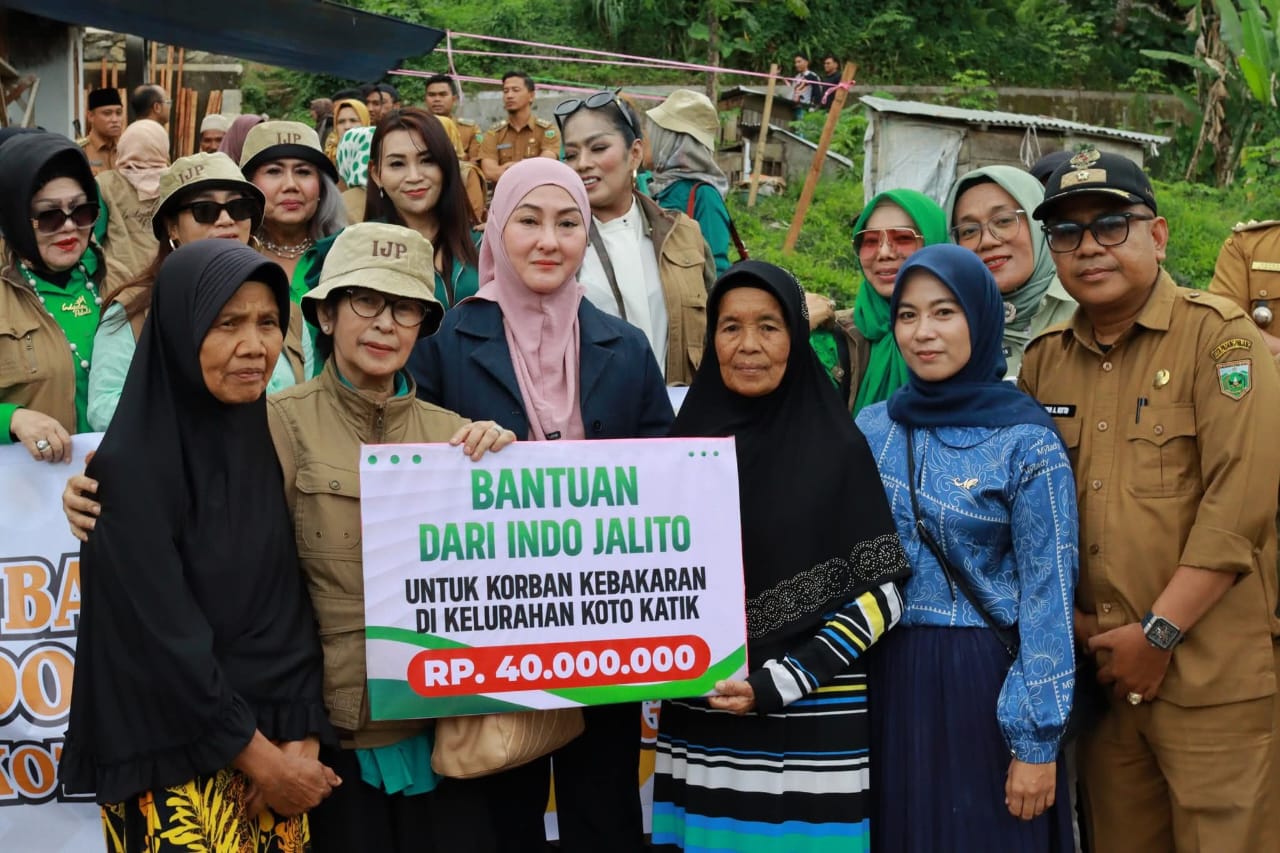 Suasana penyerahan bantuan kepedulian dari Indo Jokito Jakarta kepada korban kebakaran.